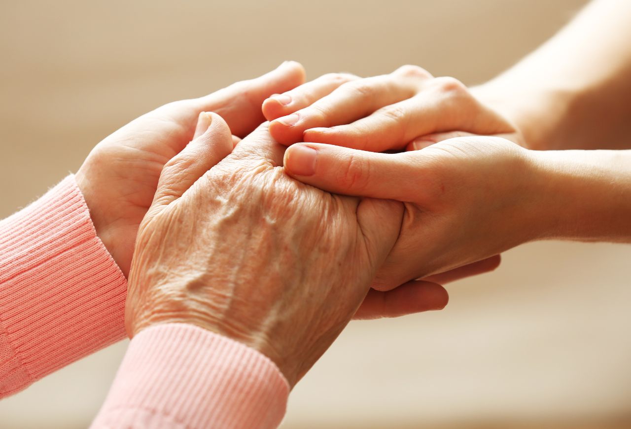 Tribune : Pour une fin de vie digne et apaisée, défendons les soins palliatifs